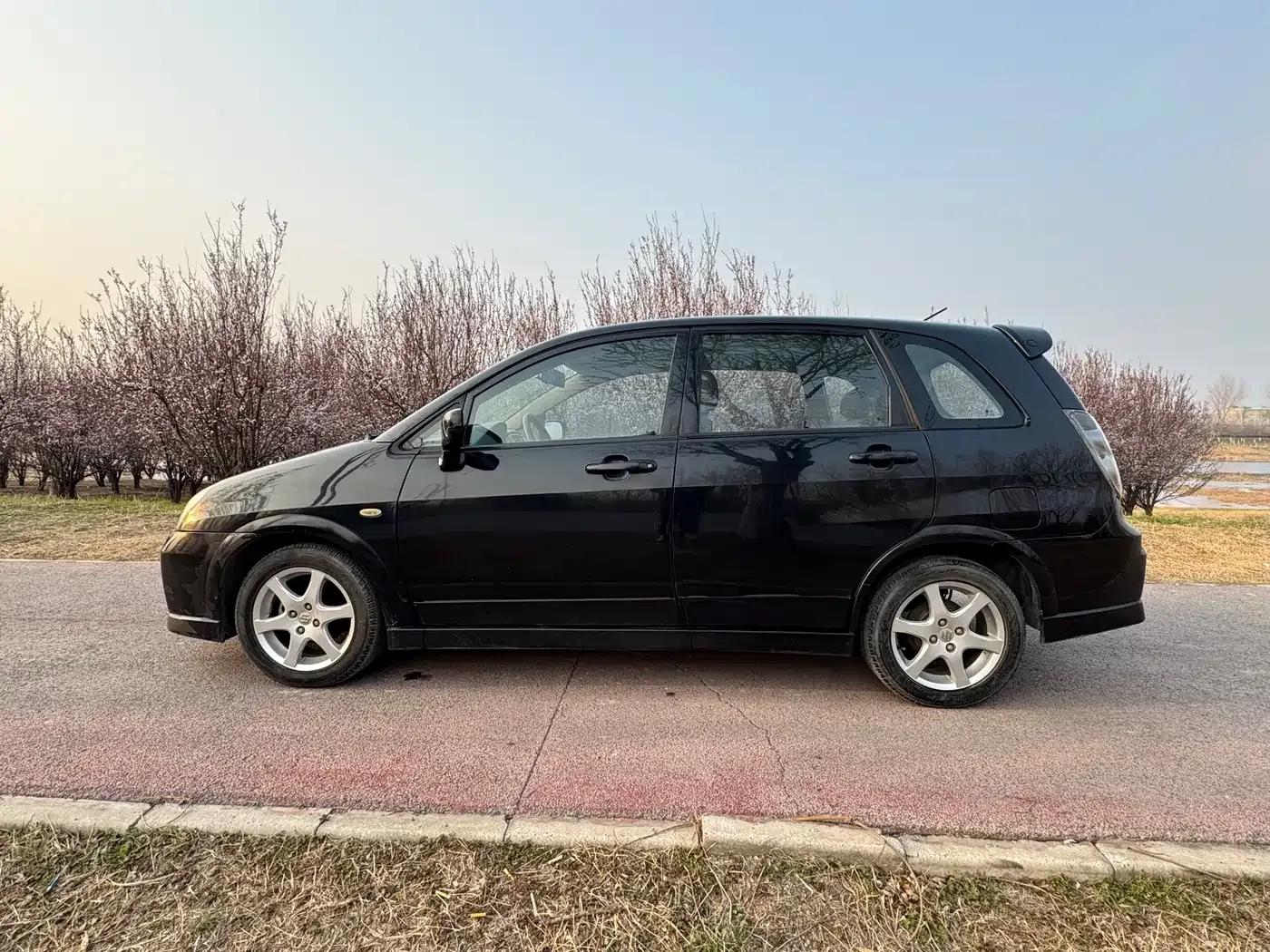 Liana 2013 Hatchback 1.4L Manual Deluxe — миниатюра 4