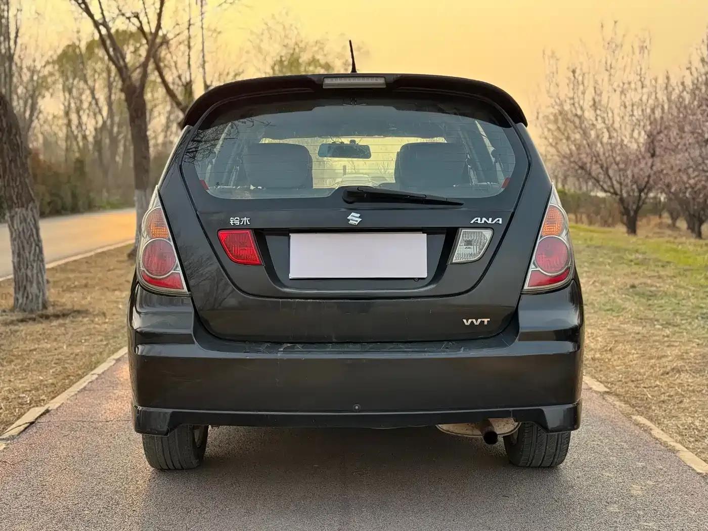 Liana 2013 Hatchback 1.4L Manual Deluxe — миниатюра 6