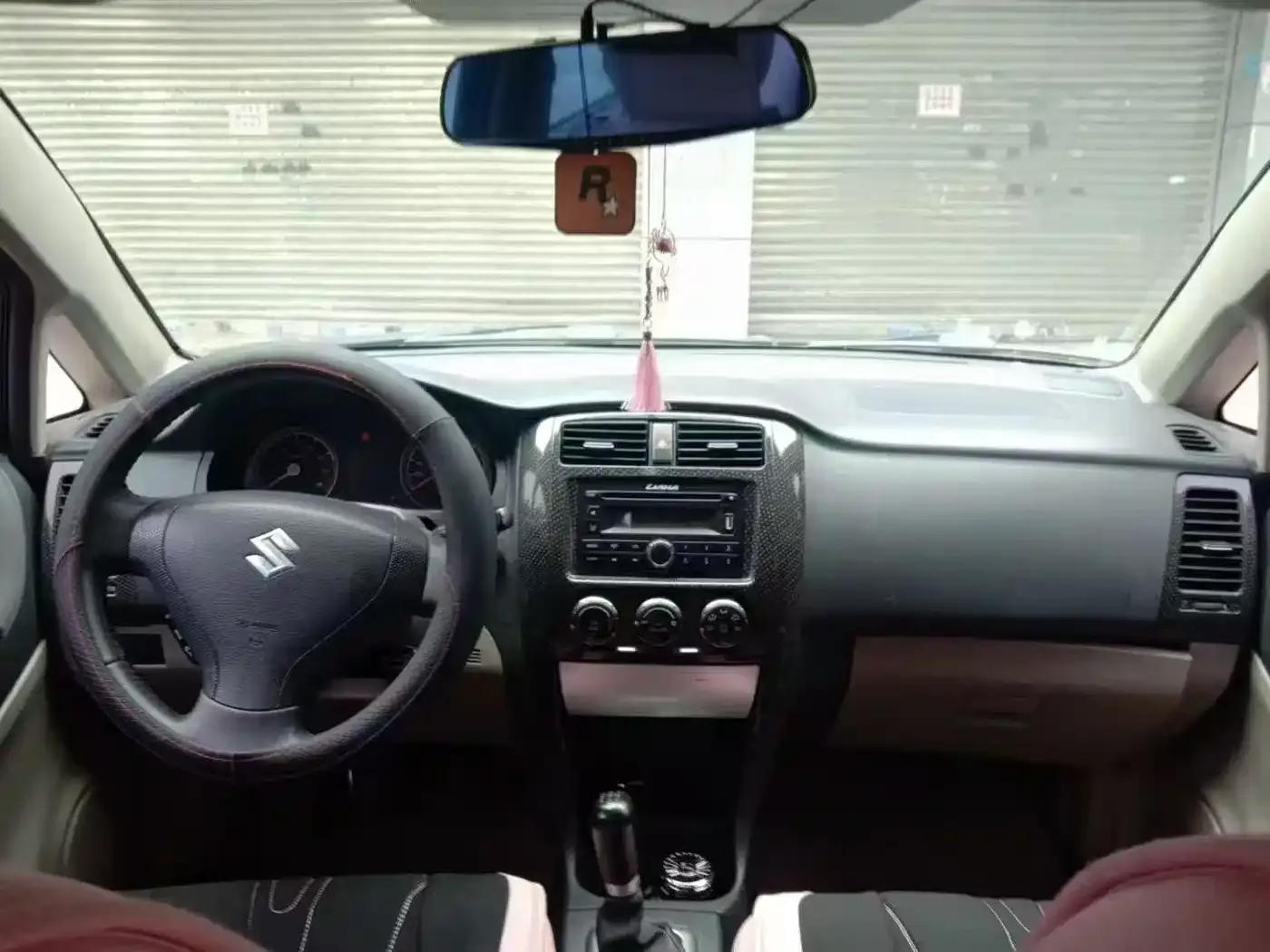 Liana 2013 Hatchback 1.4L Manual Deluxe — миниатюра 8