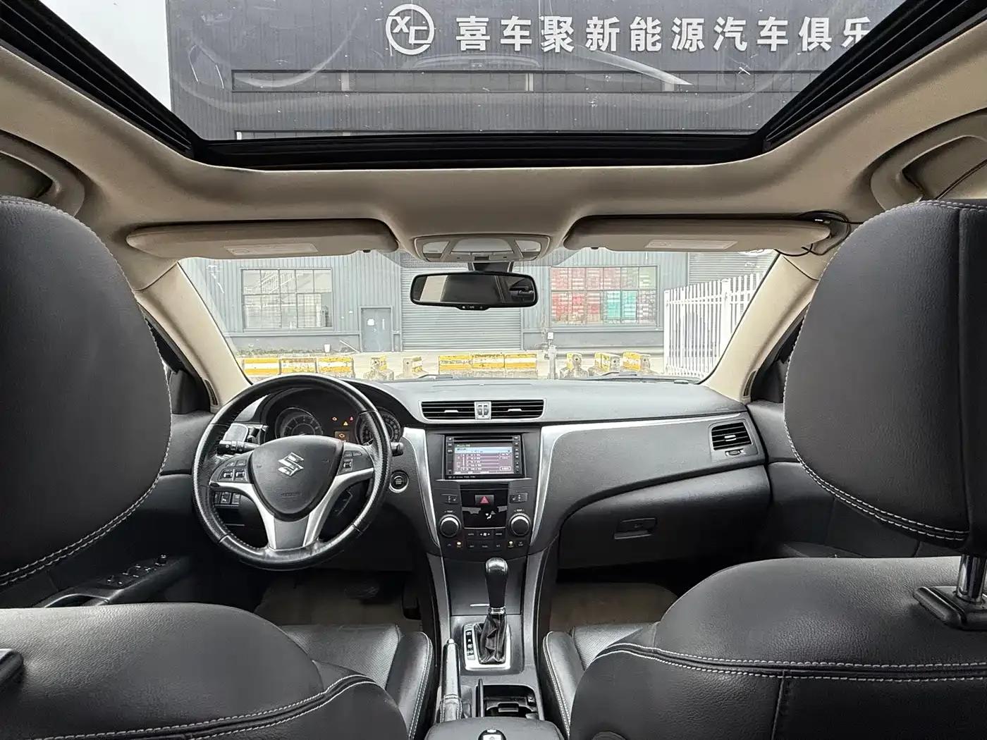2010 Kizashi 2.4L AWD Sport Navigation Edition — миниатюра 11