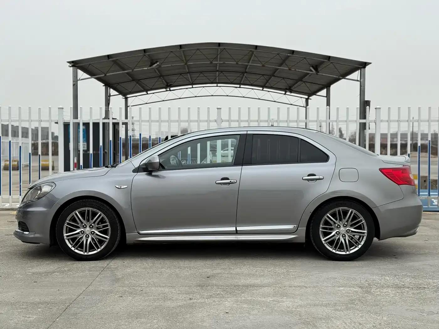 2010 Kizashi 2.4L AWD Sport Navigation Edition — миниатюра 3