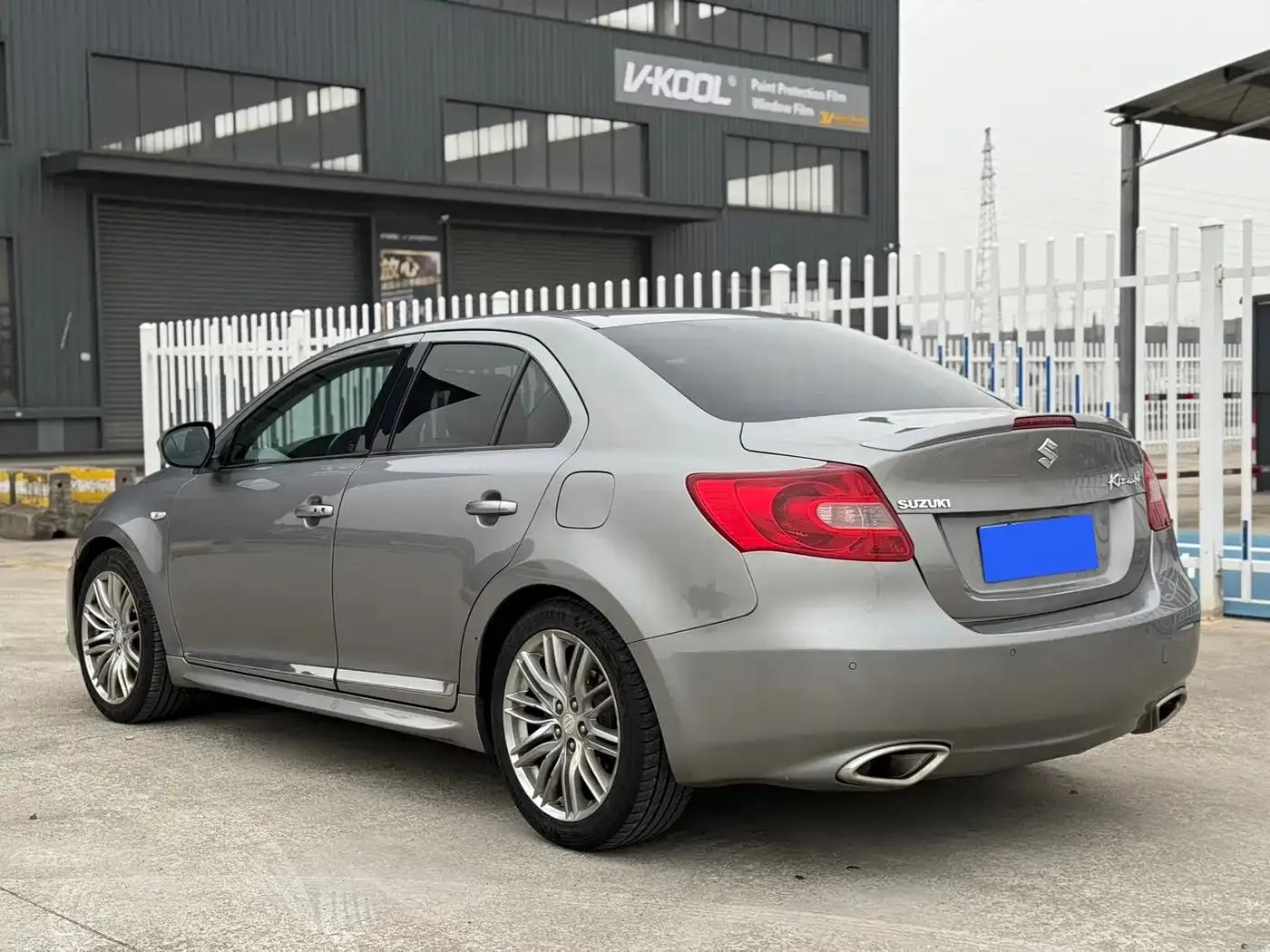 2010 Kizashi 2.4L AWD Sport Navigation Edition — миниатюра 4