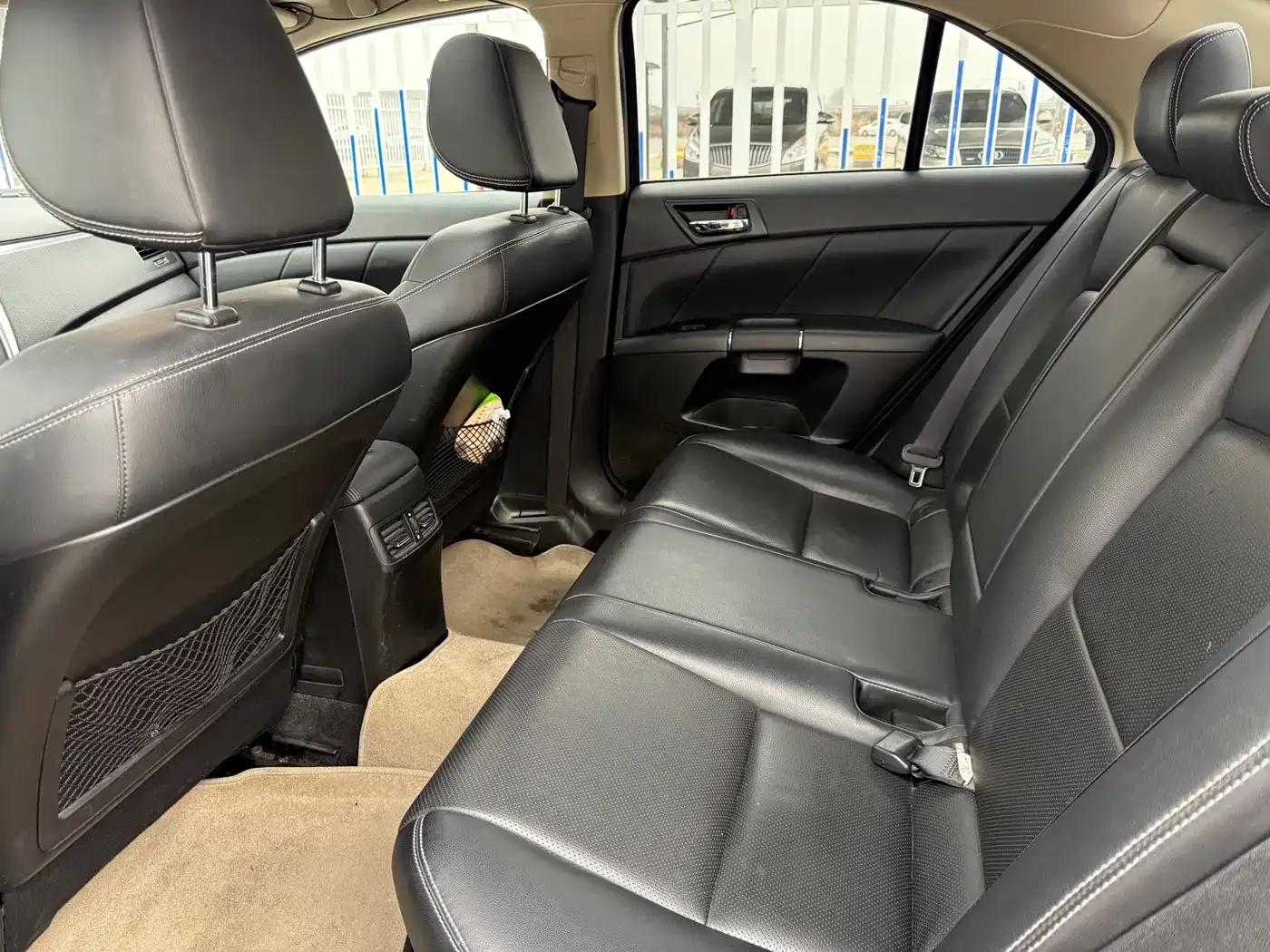 2010 Kizashi 2.4L AWD Sport Navigation Edition — миниатюра 8
