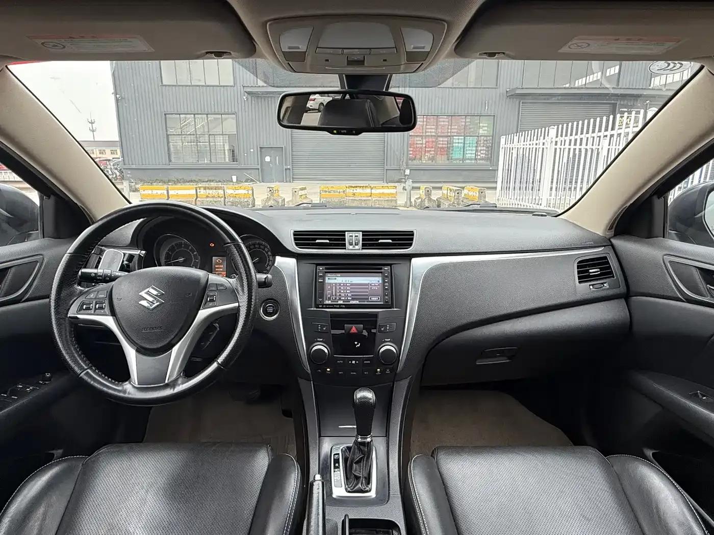 2010 Kizashi 2.4L AWD Sport Navigation Edition — миниатюра 10