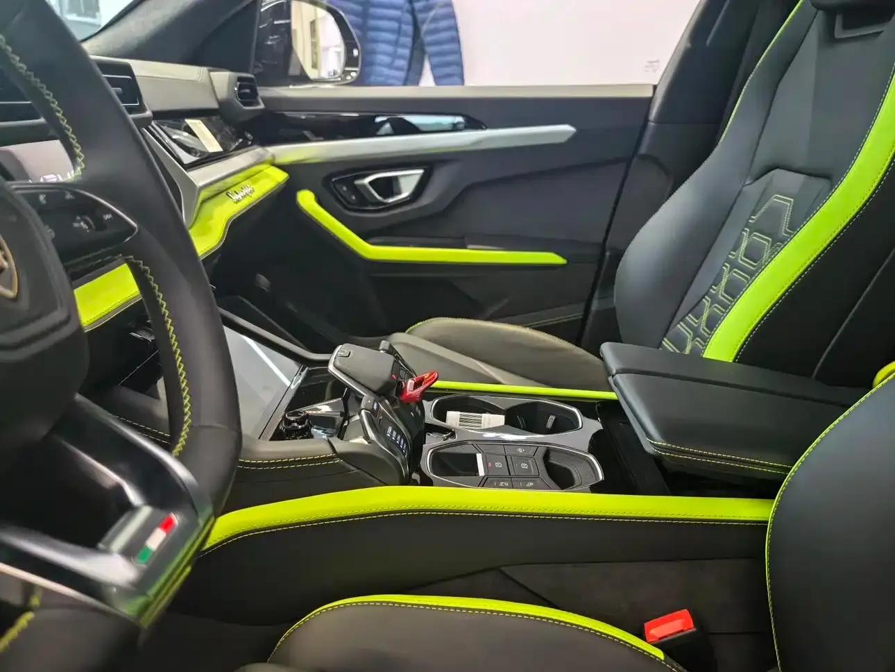 2025 Urus SE 4.0T Standard Edition — миниатюра 8