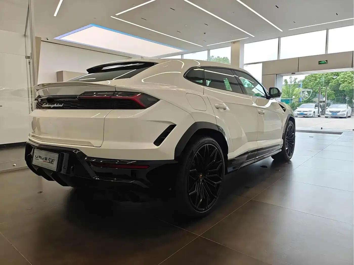 2025 Urus SE 4.0T Standard Edition — миниатюра 4