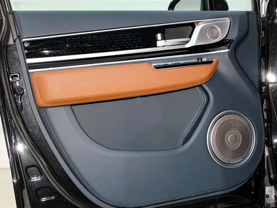 Lorinser Traveler 2026 High-Roof Touring Edition 2.5L High-Roof Touring Edition with Panoramic Sunroof — миниатюра 11