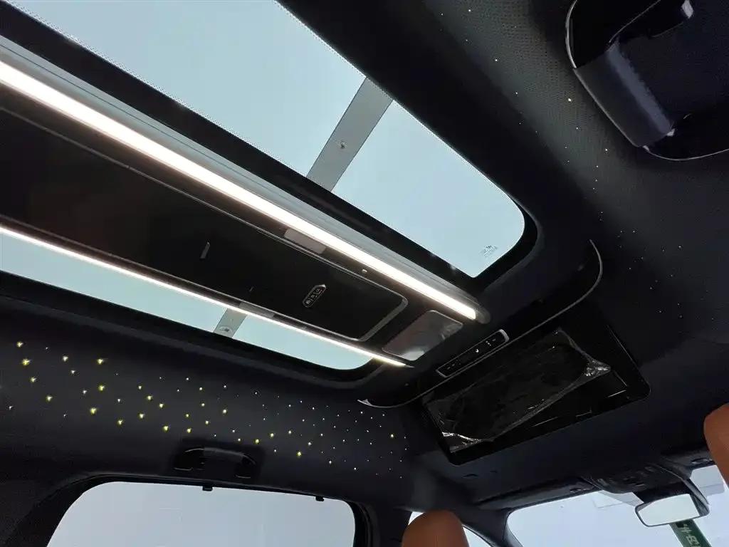 Lorinser Traveler 2026 High-Roof Touring Edition 2.5L High-Roof Touring Edition with Panoramic Sunroof — миниатюра 37