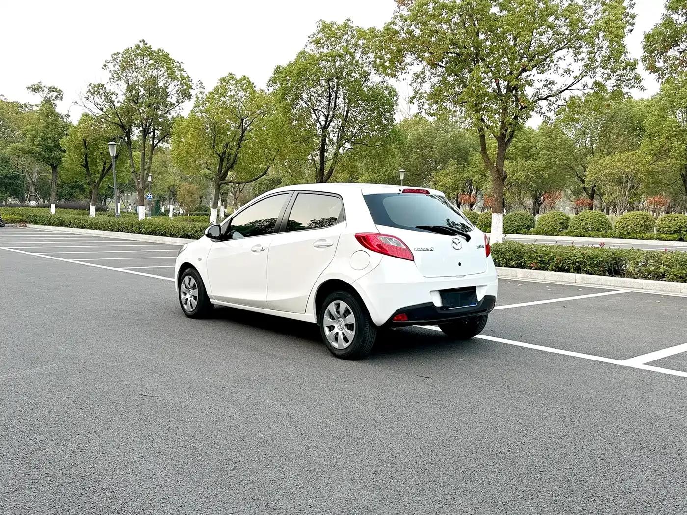 Mazda2 2011 Dynamic 1.3L Automatic Standard Edition — миниатюра 3