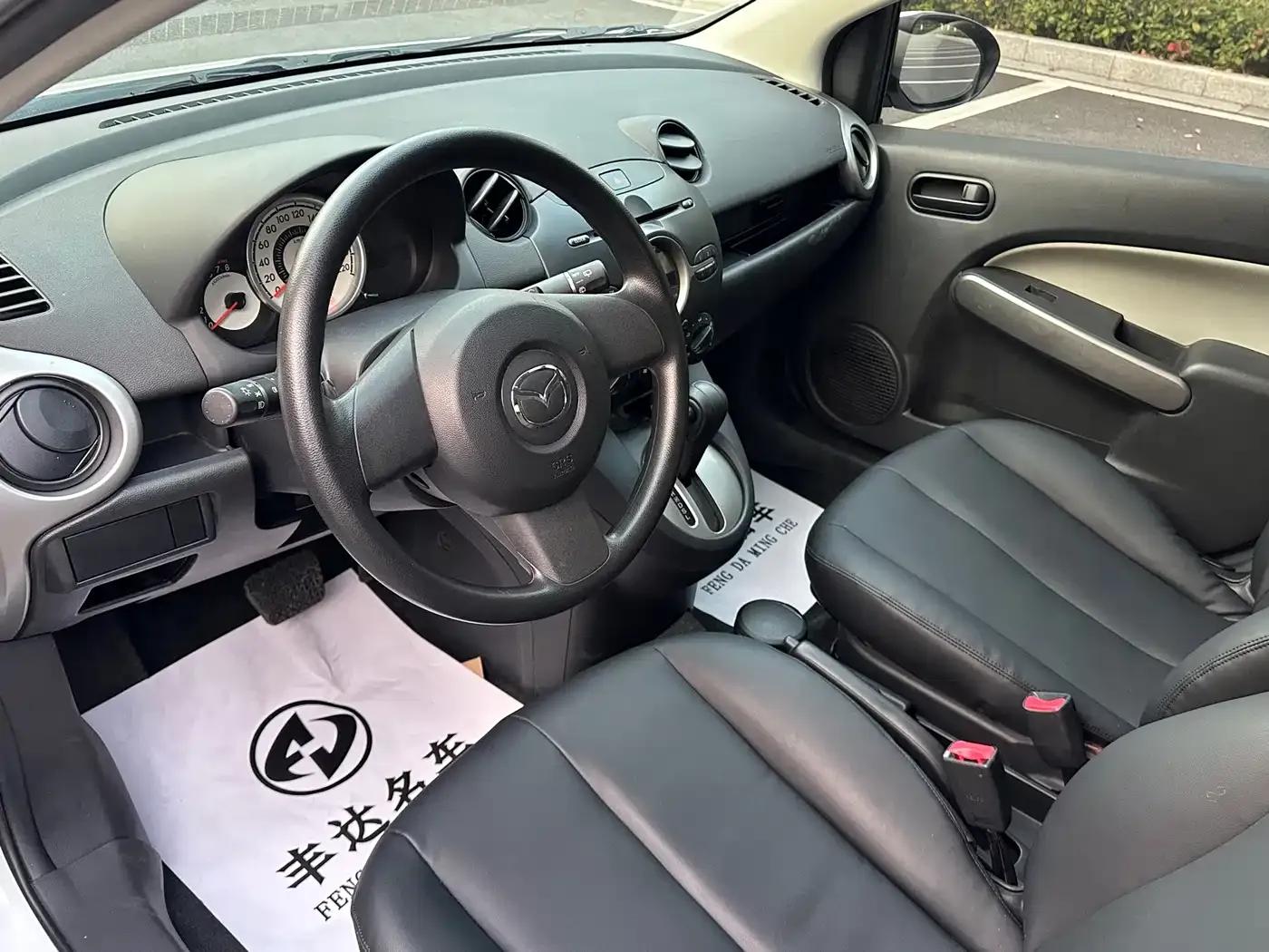 Mazda2 2011 Dynamic 1.3L Automatic Standard Edition — миниатюра 5
