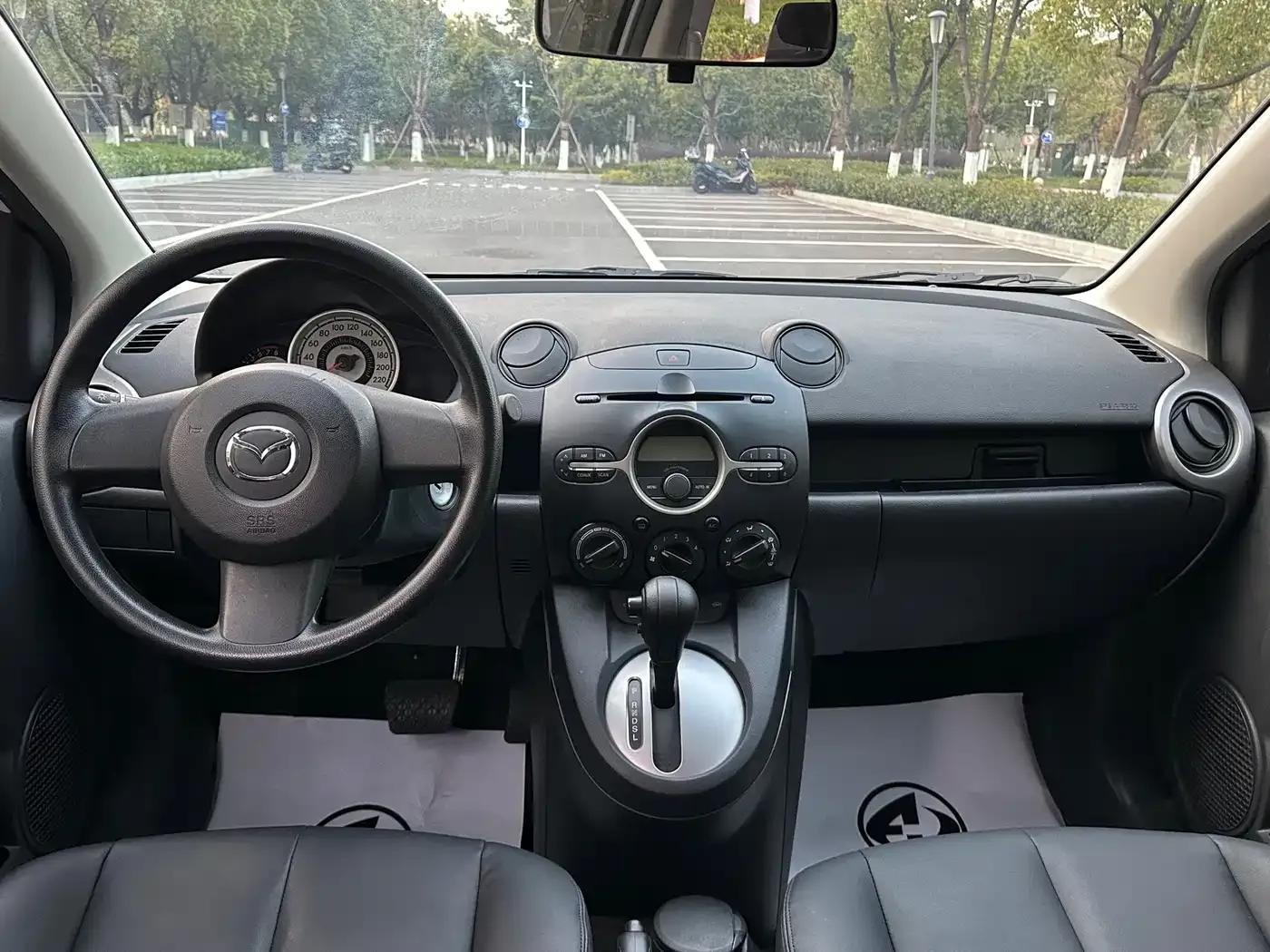 Mazda2 2011 Dynamic 1.3L Automatic Standard Edition — миниатюра 8