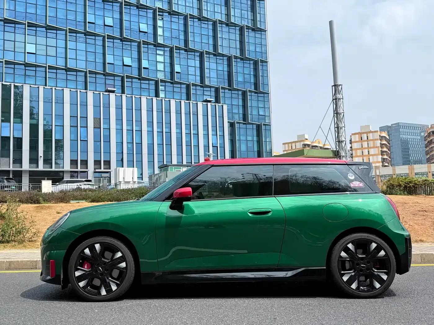 2025 JOHN COOPER WORKS Electric MINI JCW — миниатюра 7