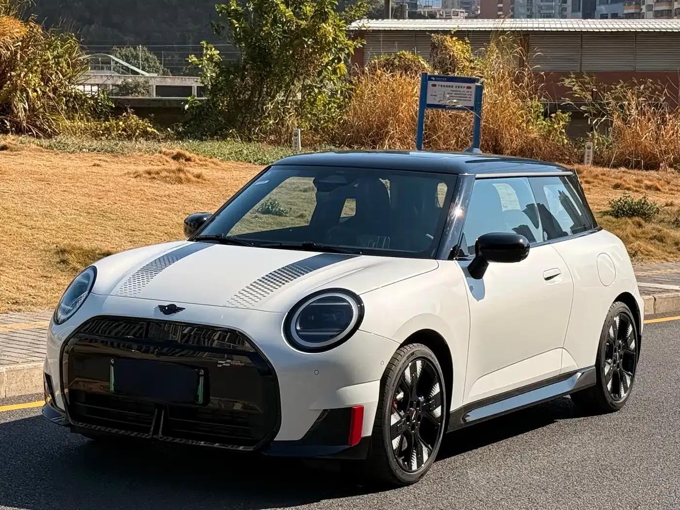 2025 JOHN COOPER WORKS Electric MINI JCW — миниатюра 1