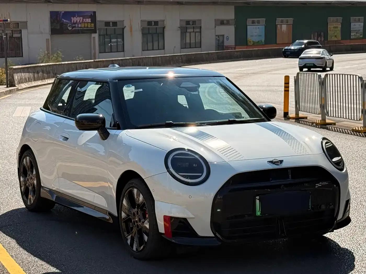 2025 JOHN COOPER WORKS Electric MINI JCW — миниатюра 3