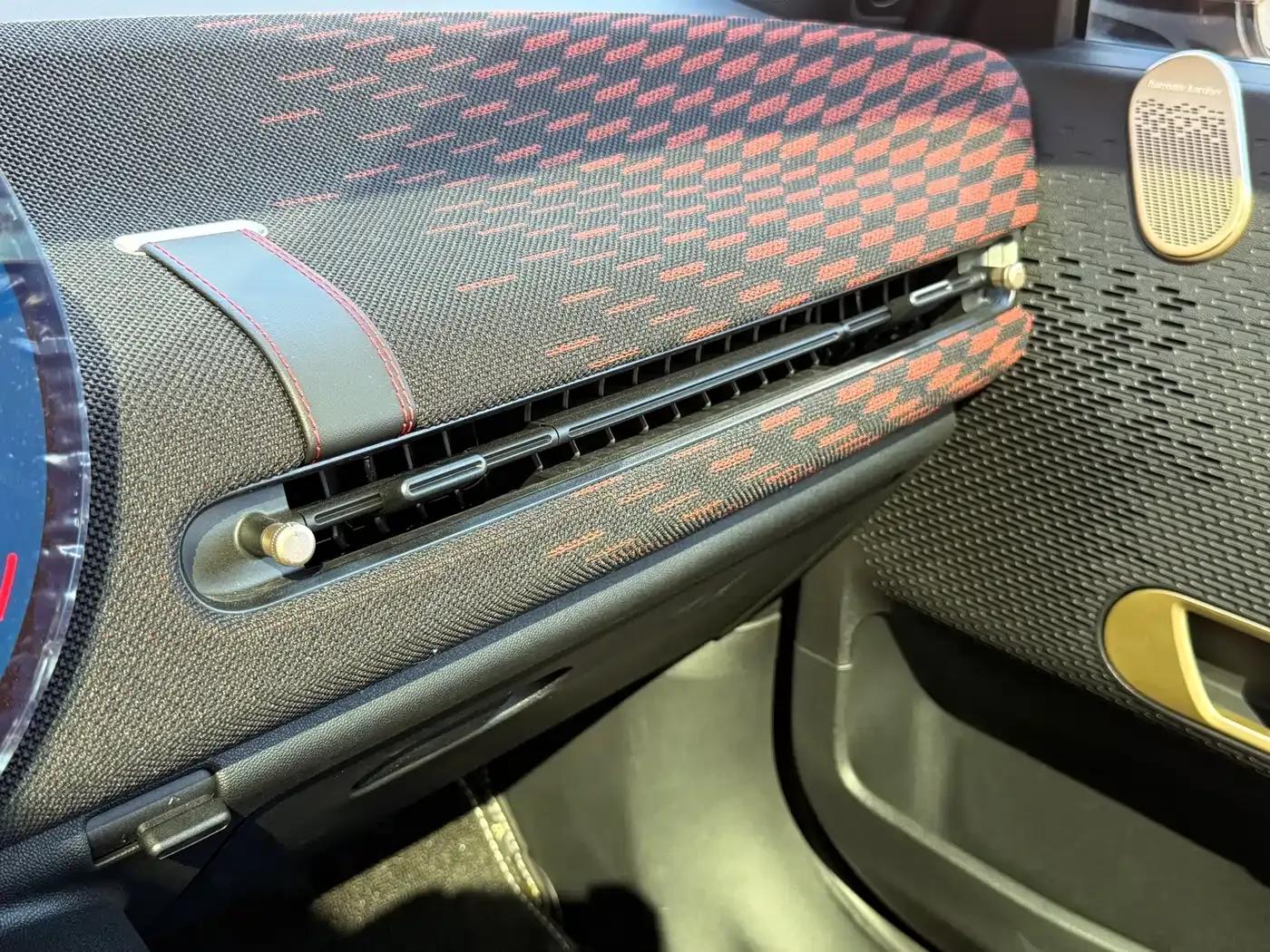 2025 JOHN COOPER WORKS Electric MINI JCW — миниатюра 21