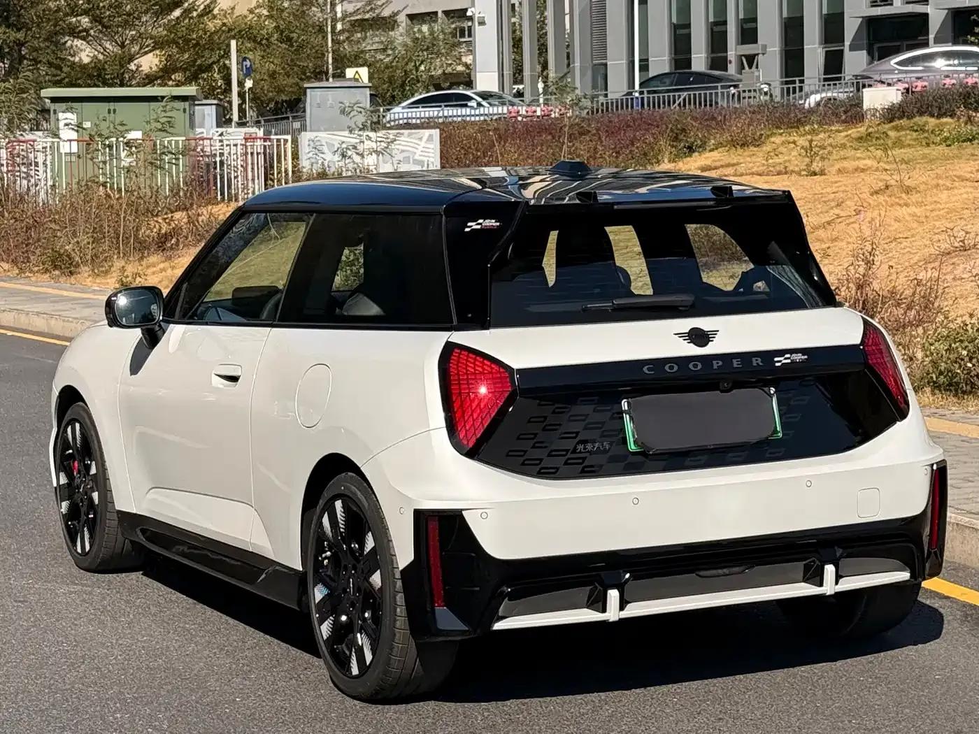 2025 JOHN COOPER WORKS Electric MINI JCW — миниатюра 4