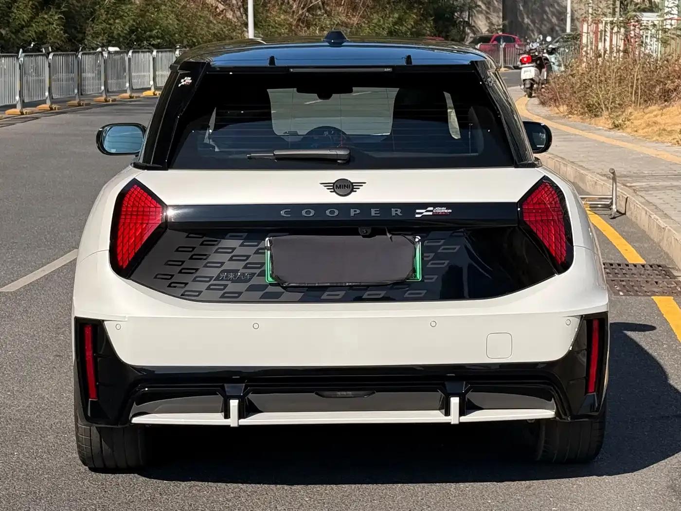 2025 JOHN COOPER WORKS Electric MINI JCW — миниатюра 5