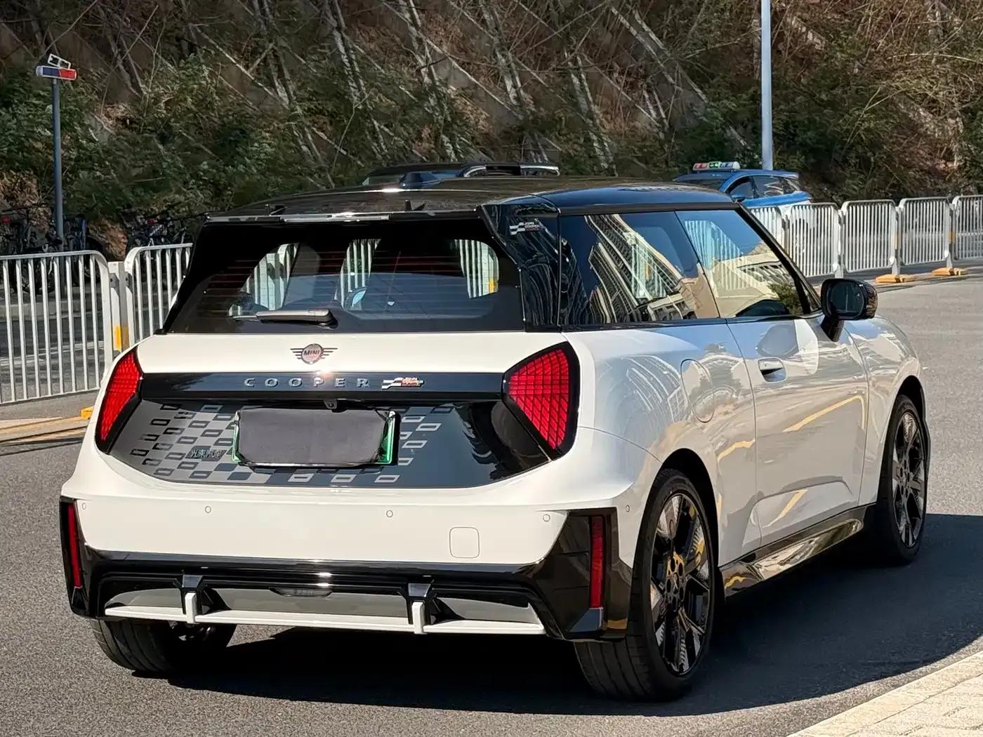 2025 JOHN COOPER WORKS Electric MINI JCW — миниатюра 6
