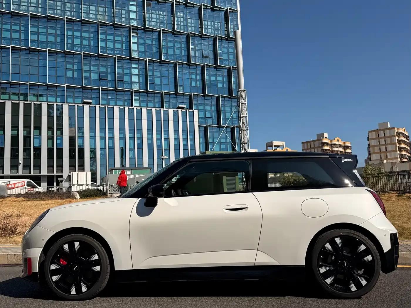 2025 JOHN COOPER WORKS Electric MINI JCW — миниатюра 7