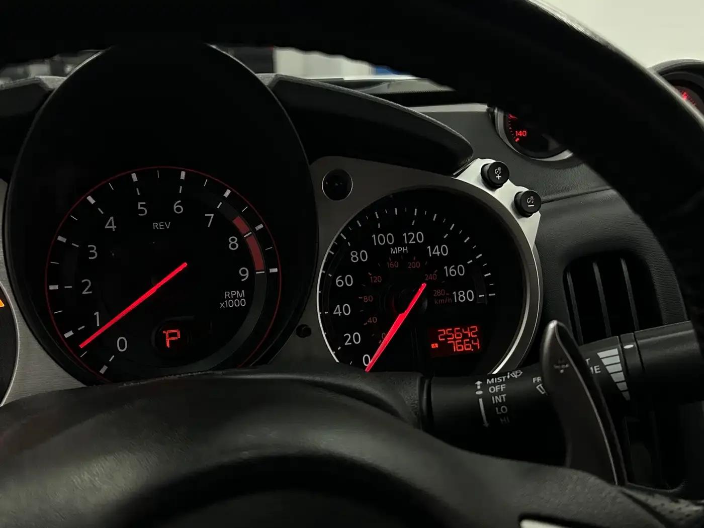 2013 Nissan 370Z 3.7L Coupe — миниатюра 11