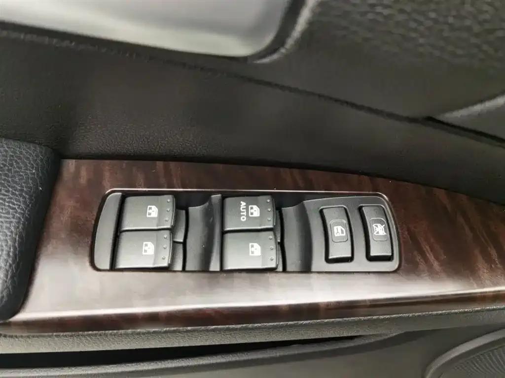 Roewe W5 2014 1.8T 2WD Automatic Shengyu Special Edition — миниатюра 9
