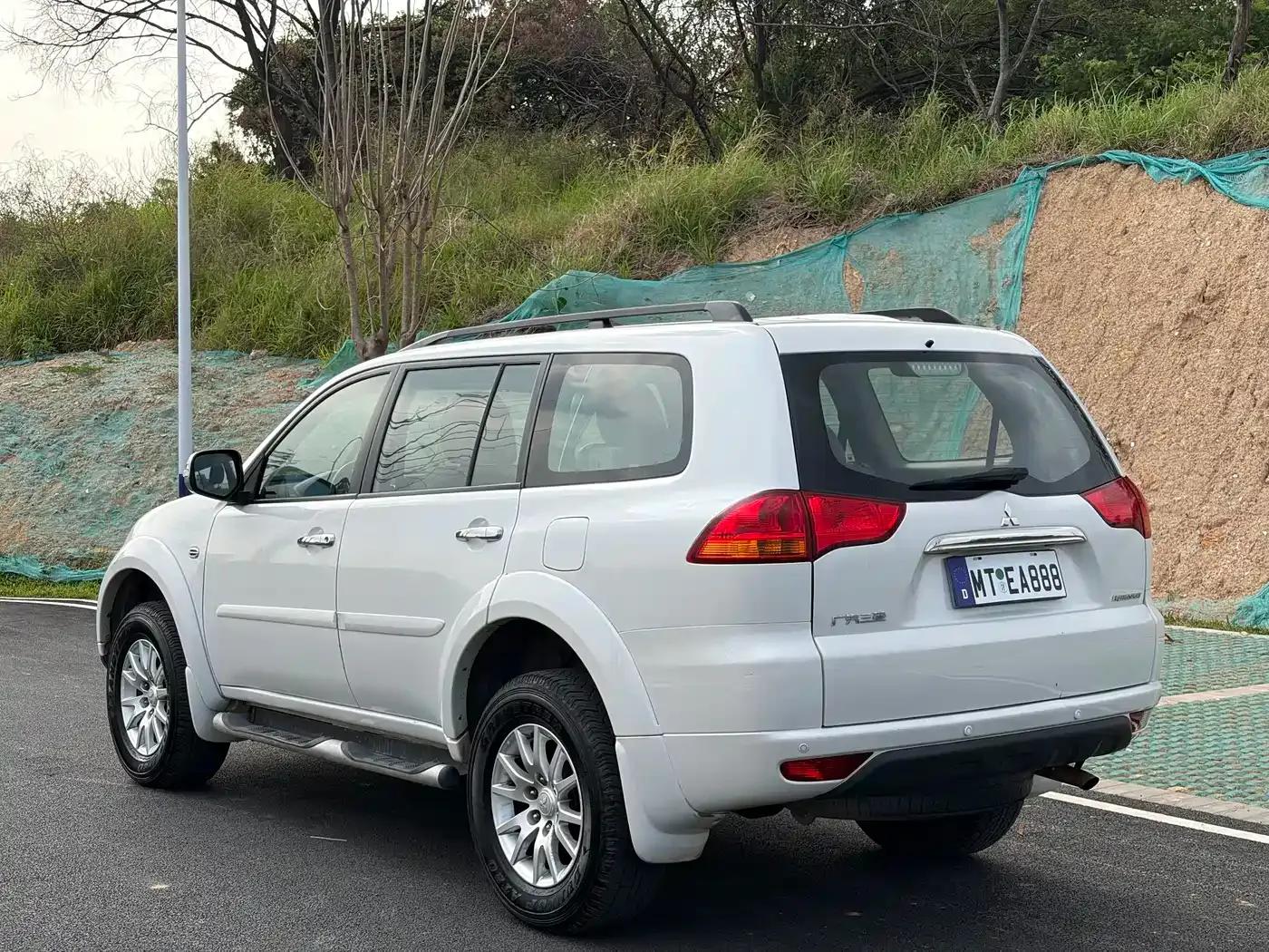 2013 Pajero Sport 3.0L Automatic 4WD Executive Edition — миниатюра 14