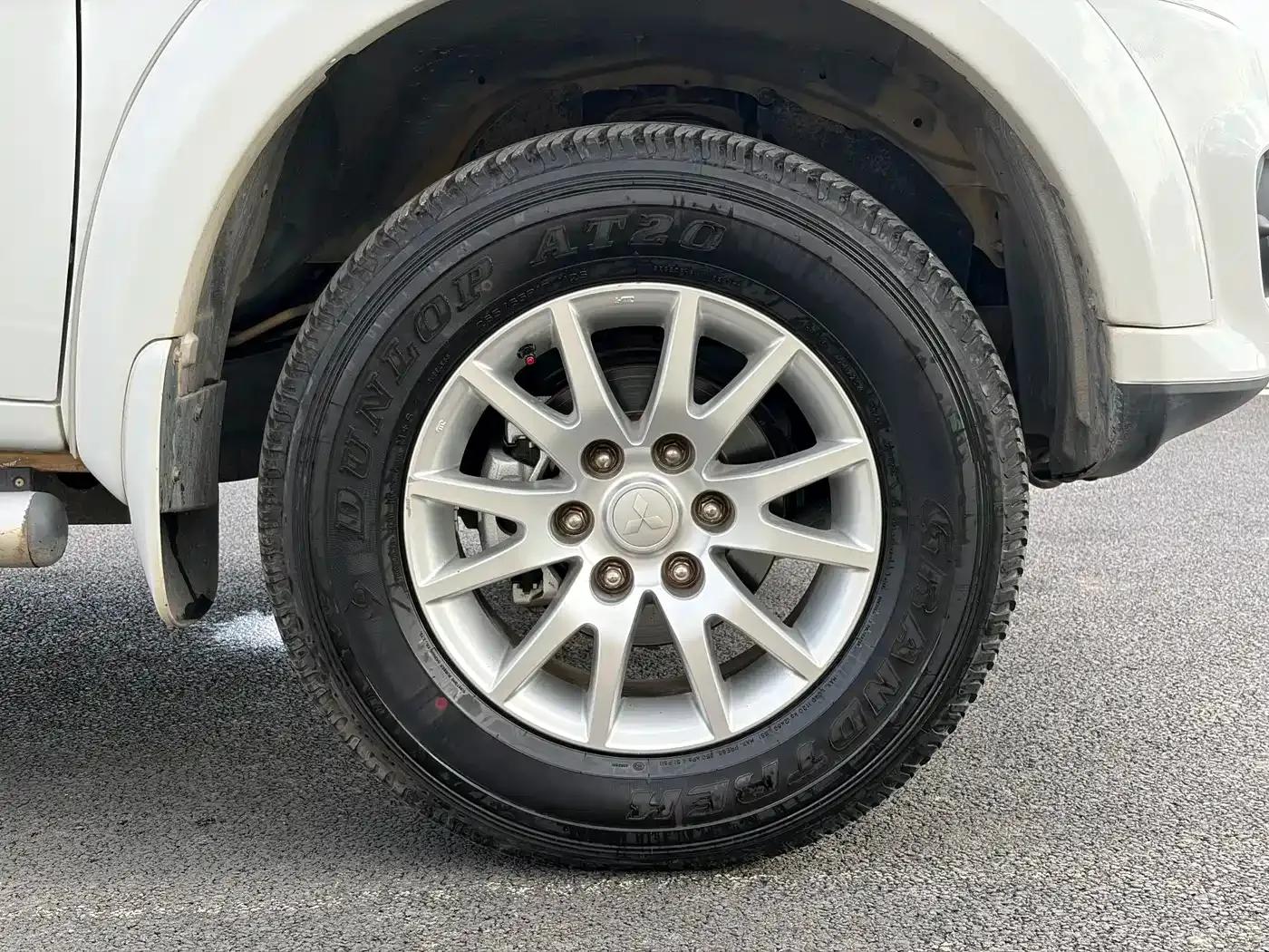 2013 Pajero Sport 3.0L Automatic 4WD Executive Edition — миниатюра 15