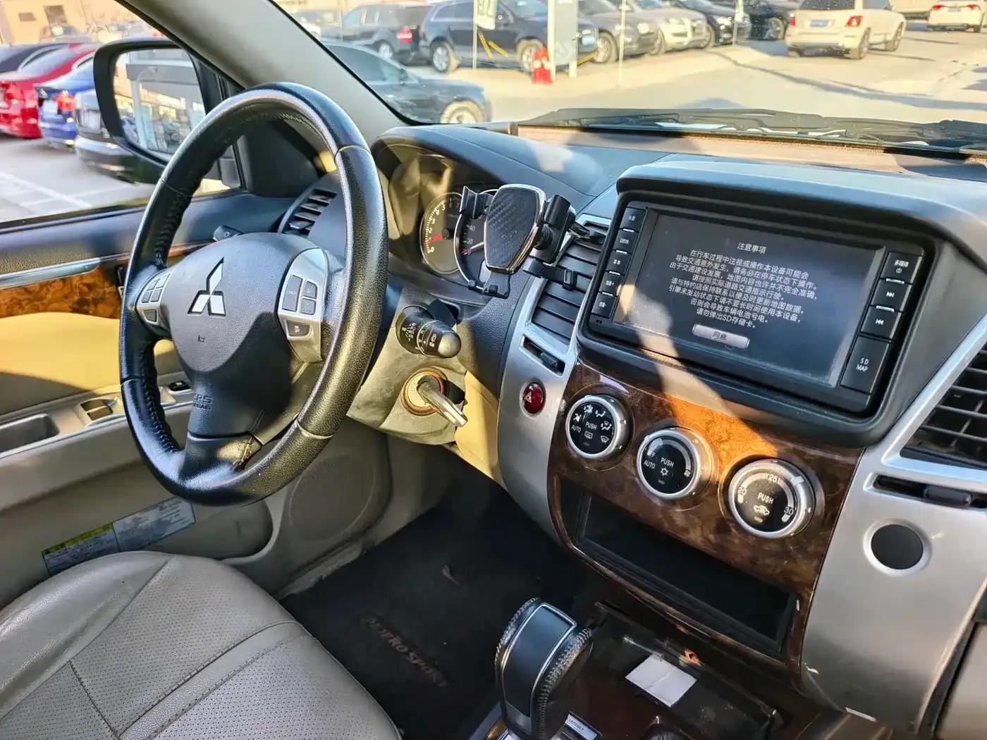 2013 Pajero Sport 3.0L Automatic 4WD Flagship Edition — миниатюра 14