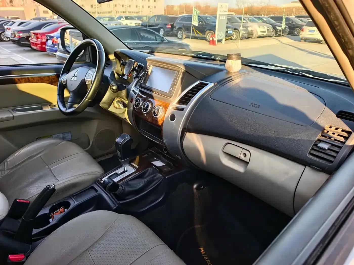2013 Pajero Sport 3.0L Automatic 4WD Flagship Edition — миниатюра 19