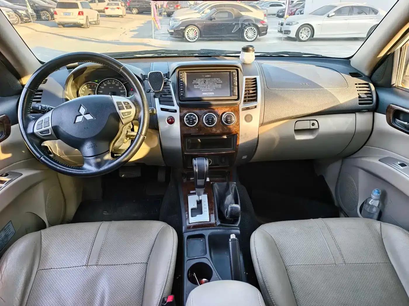 2013 Pajero Sport 3.0L Automatic 4WD Flagship Edition — миниатюра 9