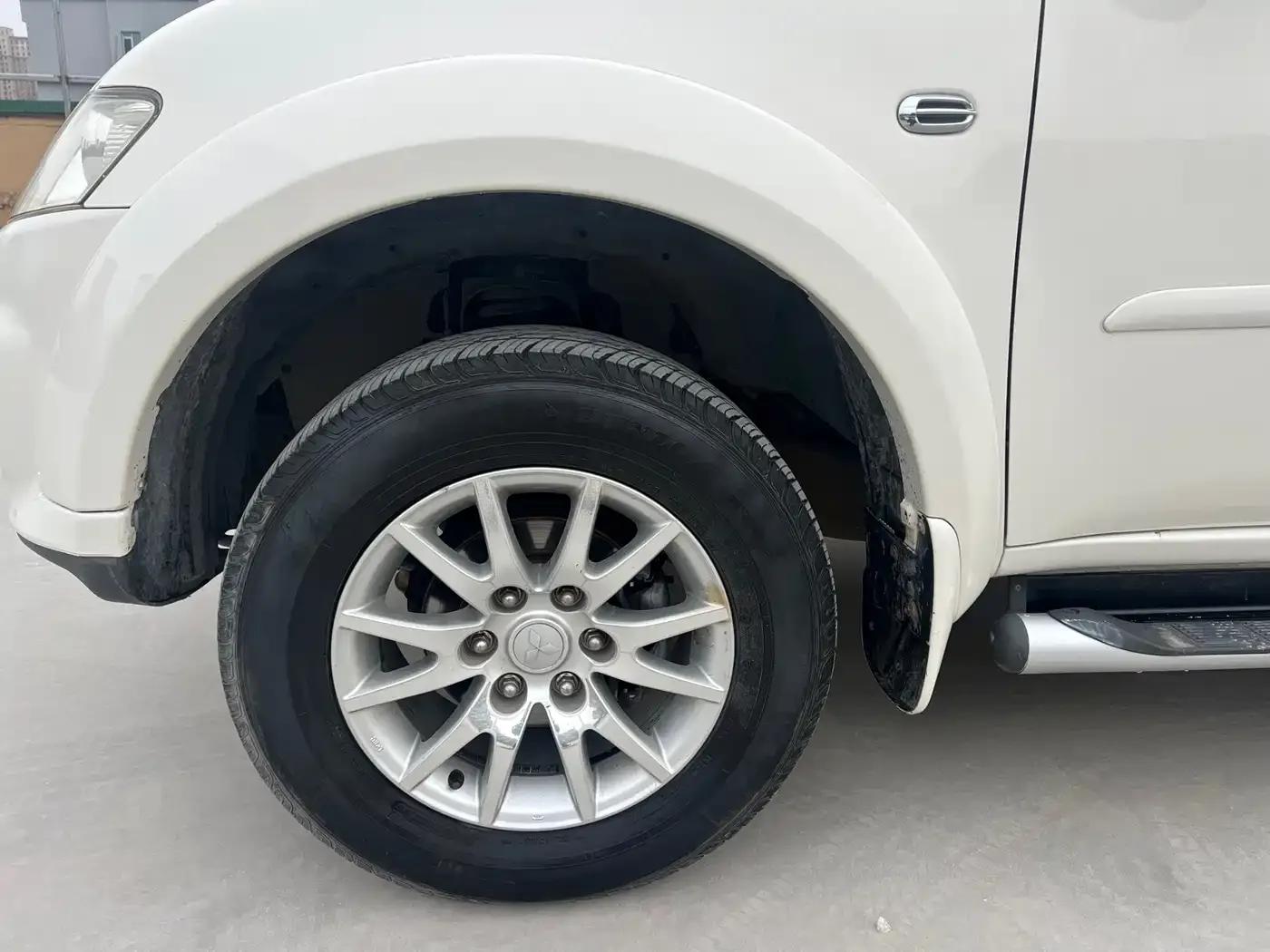2013 Pajero Sport 3.0L Automatic 2WD Luxury Edition — миниатюра 4