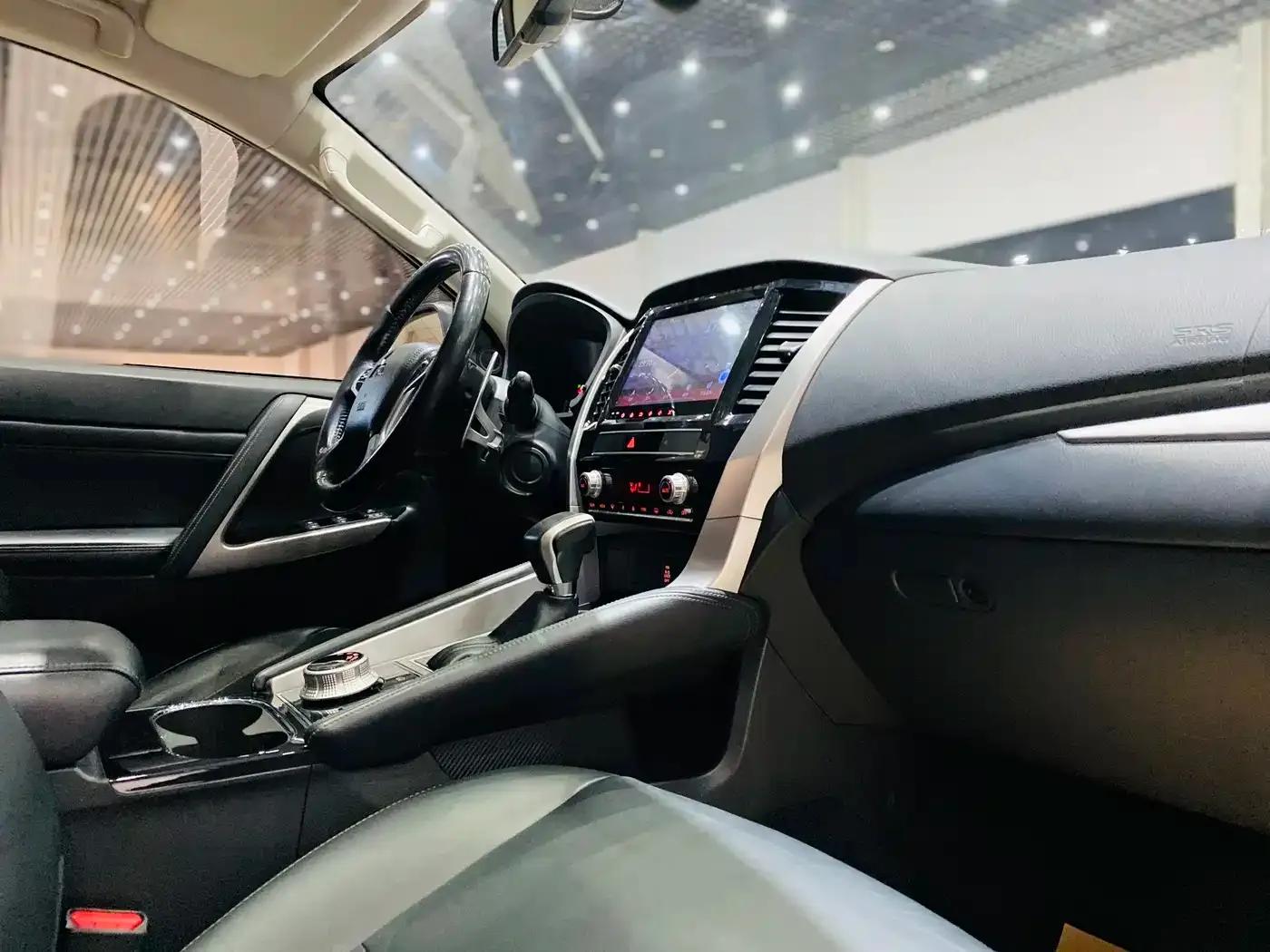 2020 Pajero Sport (Imported) 3.0L Luxury Edition — миниатюра 6