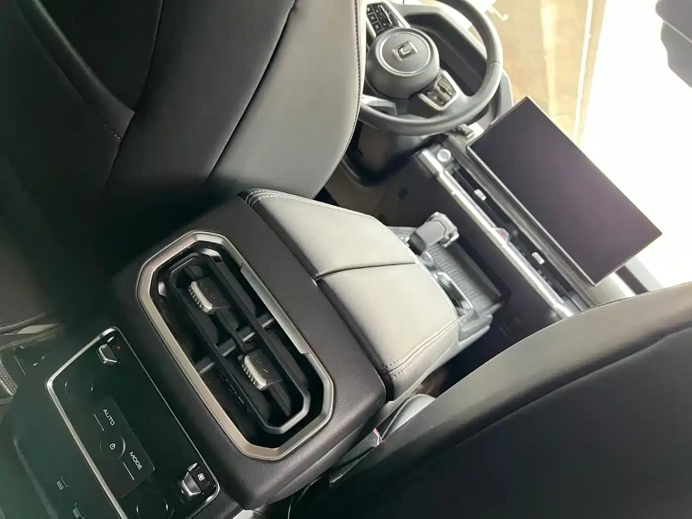 Tank 400 2025 2.0T Explorer Edition — миниатюра 8