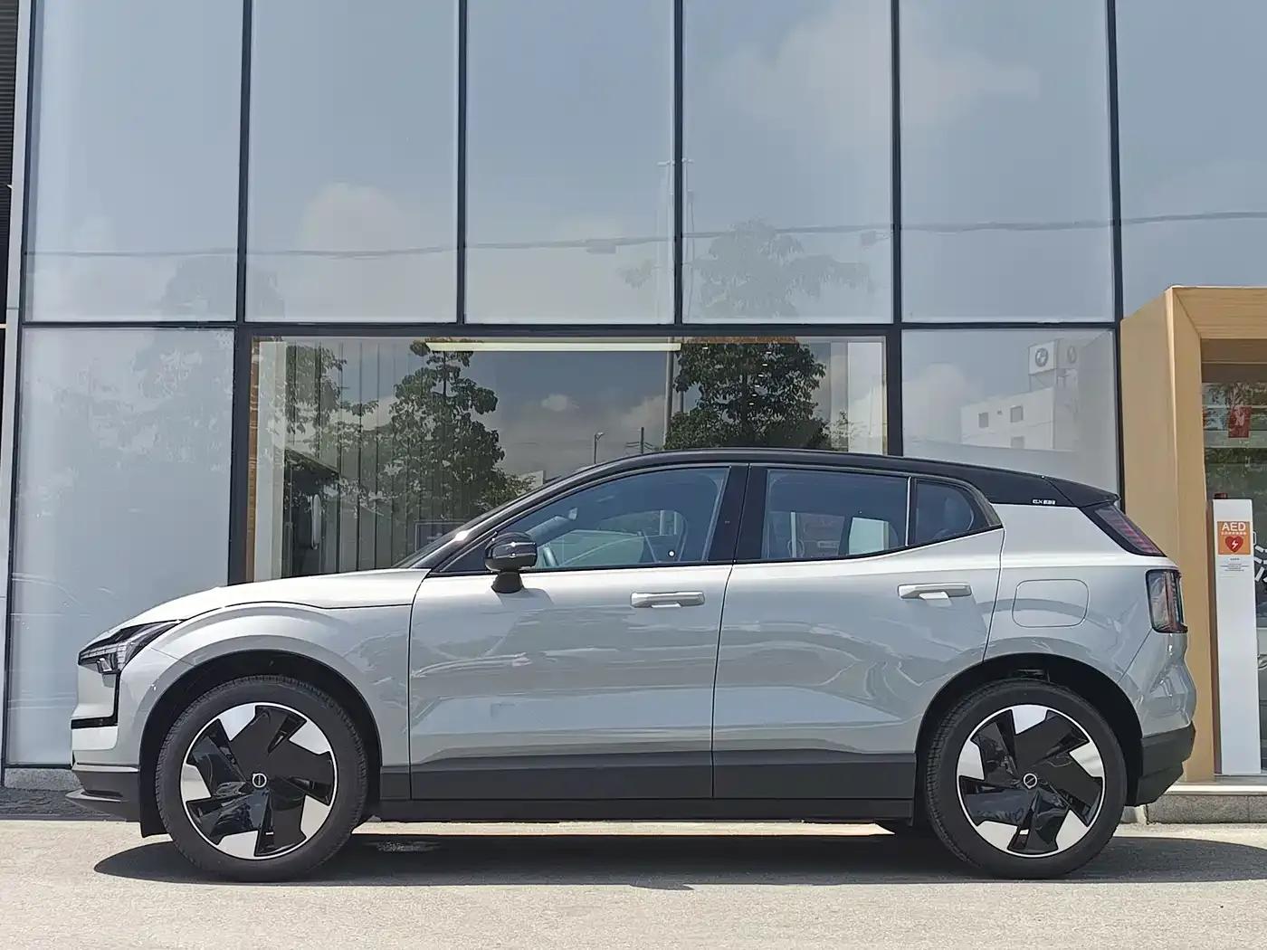 Volvo EX30 2025 Rear-Wheel Drive Long Range Plus — миниатюра 12