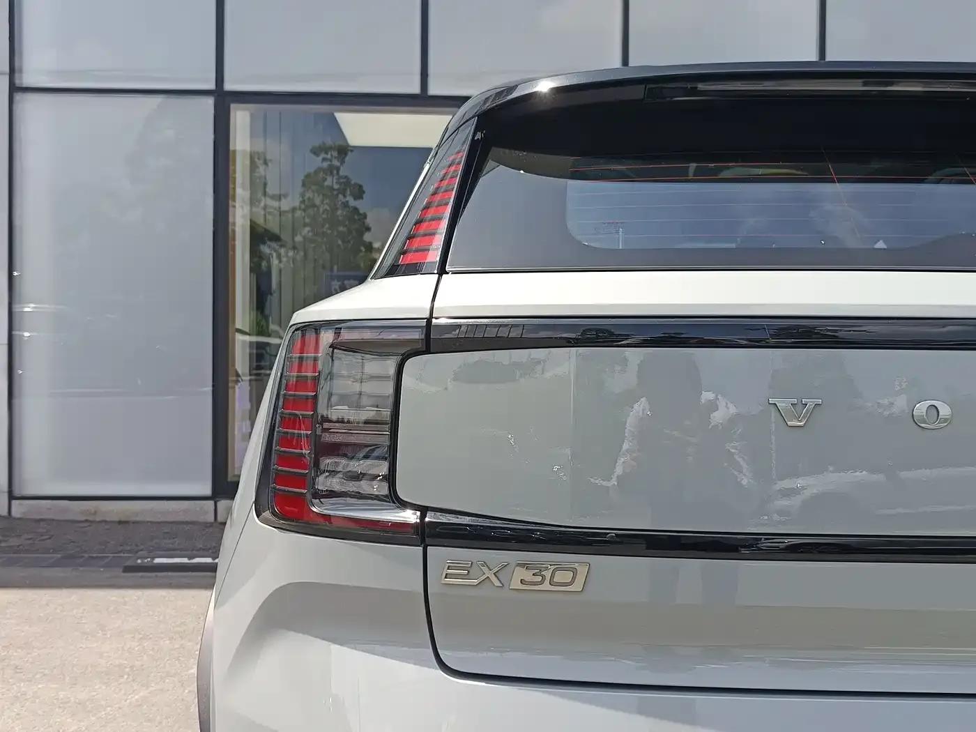 Volvo EX30 2025 Rear-Wheel Drive Long Range Plus — миниатюра 13