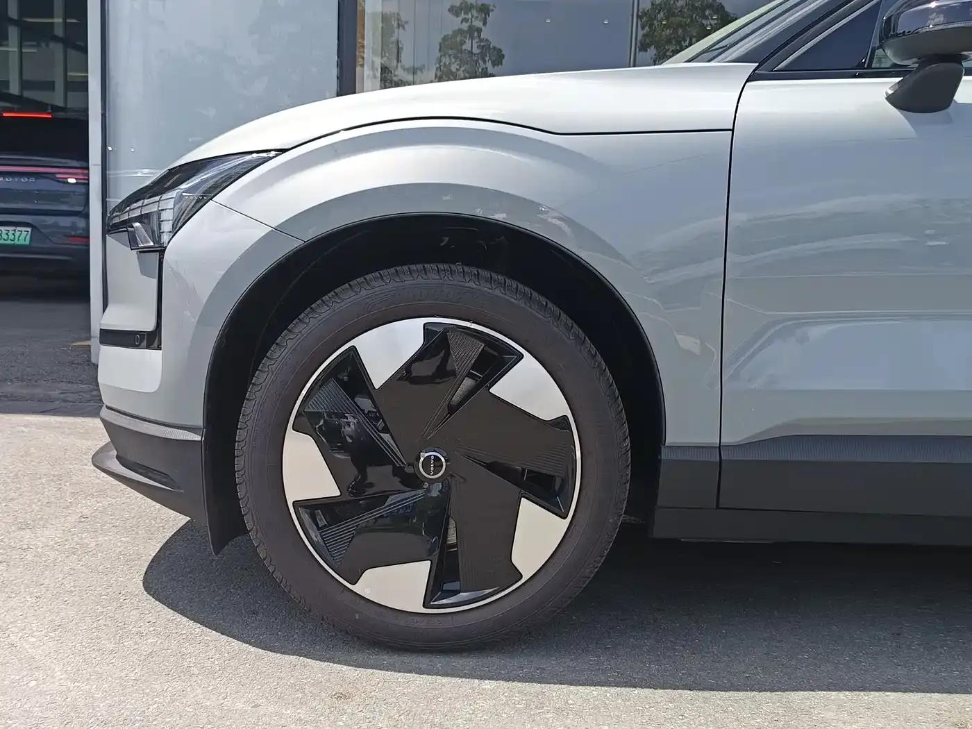 Volvo EX30 2025 Rear-Wheel Drive Long Range Plus — миниатюра 4
