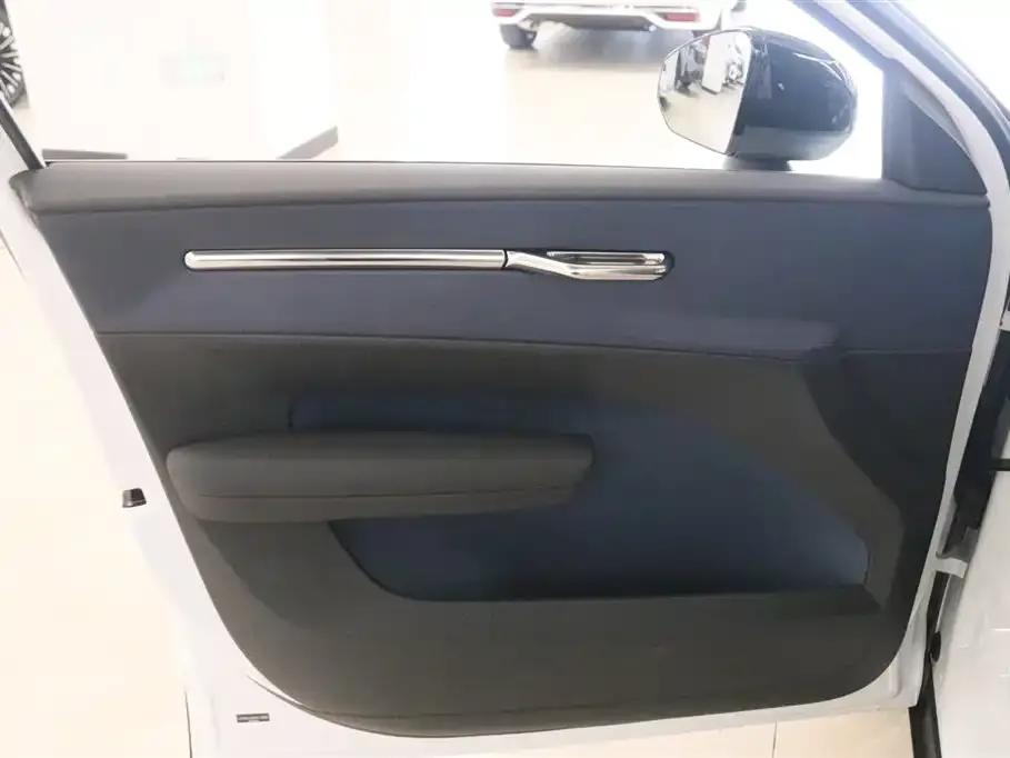 Volvo EX30 2025 Rear-Wheel Drive Long Range Plus — миниатюра 11