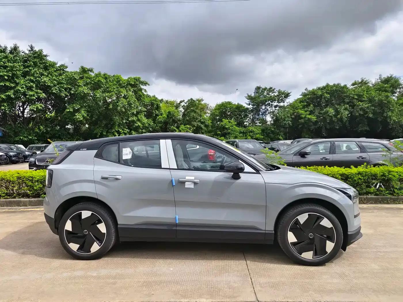 Volvo EX30 2025 Rear-Wheel Drive Long Range Plus — миниатюра 4