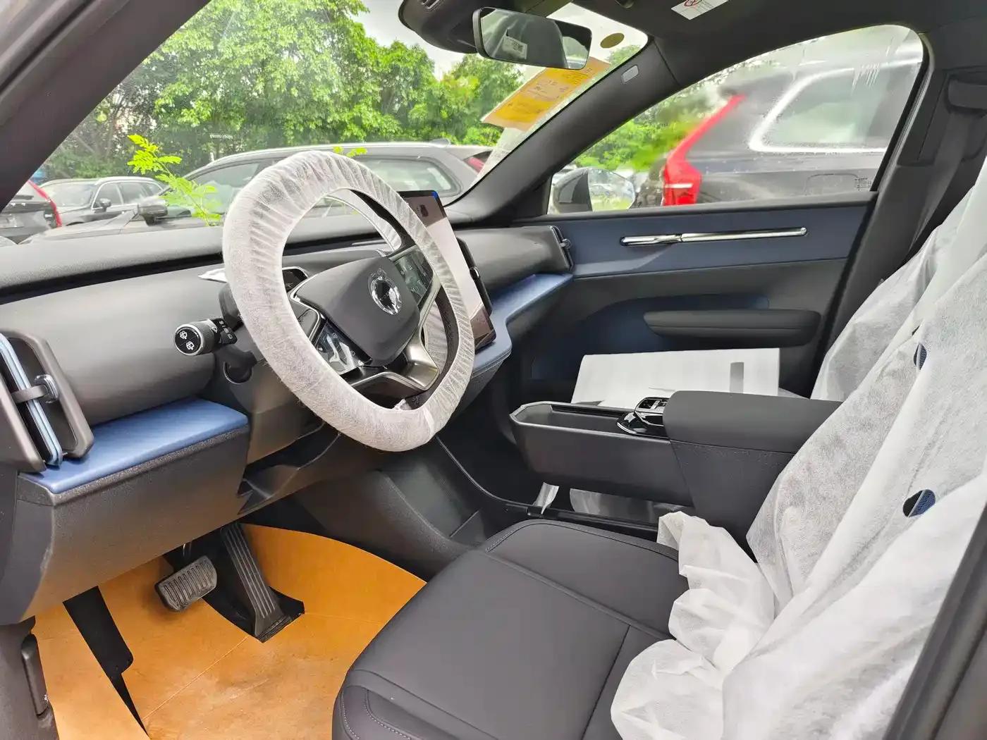 Volvo EX30 2025 Rear-Wheel Drive Long Range Plus — миниатюра 5