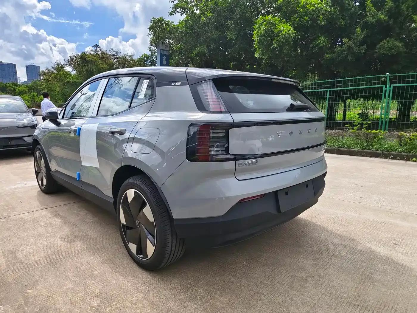 Volvo EX30 2025 Rear-Wheel Drive Long Range Plus — миниатюра 8