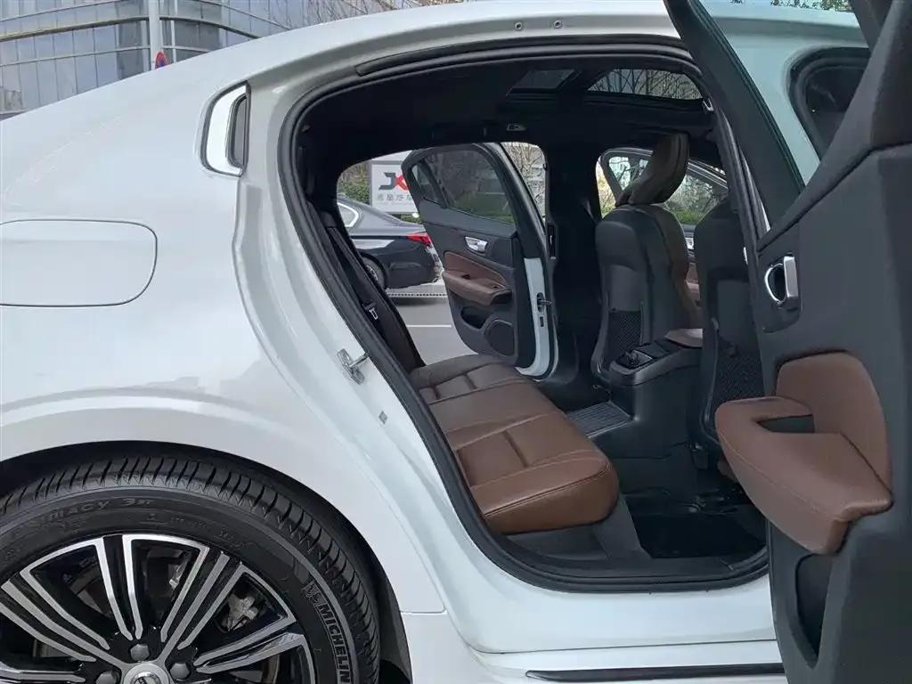 2021 Volvo S60 Plug-in Hybrid T8 E-Drive Hybrid AWD Inscription Luxury Edition — миниатюра 14