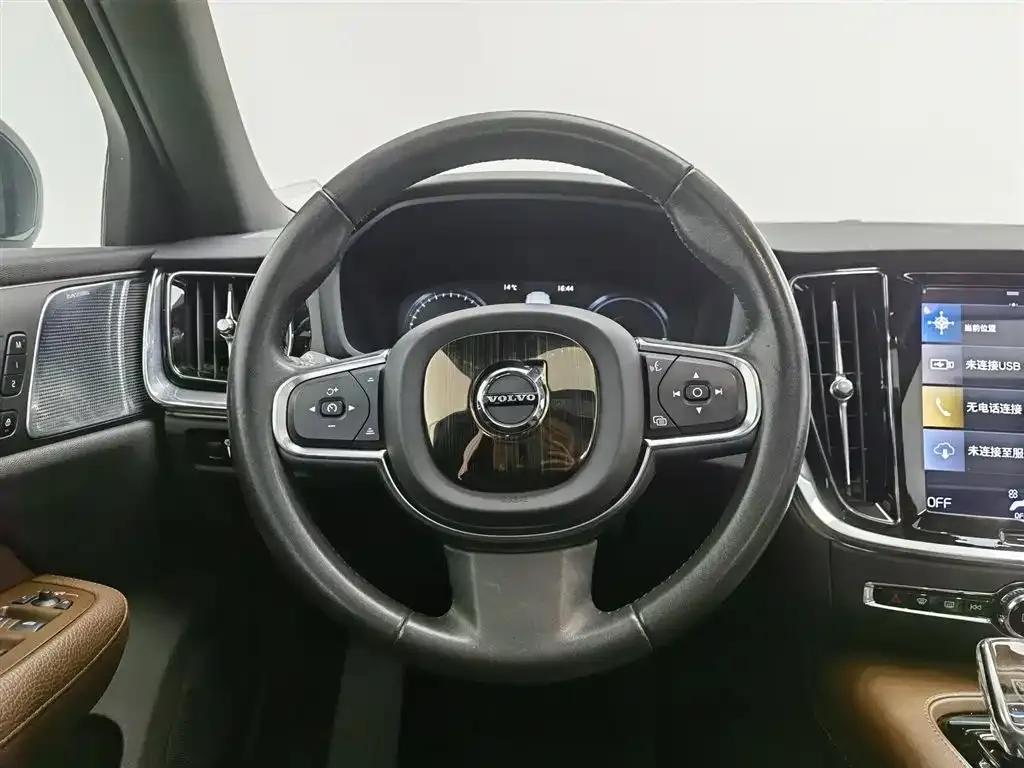 2022 Volvo S60 Plug-in Hybrid T8 E-Drive Hybrid AWD Inscription Luxury Edition — миниатюра 11