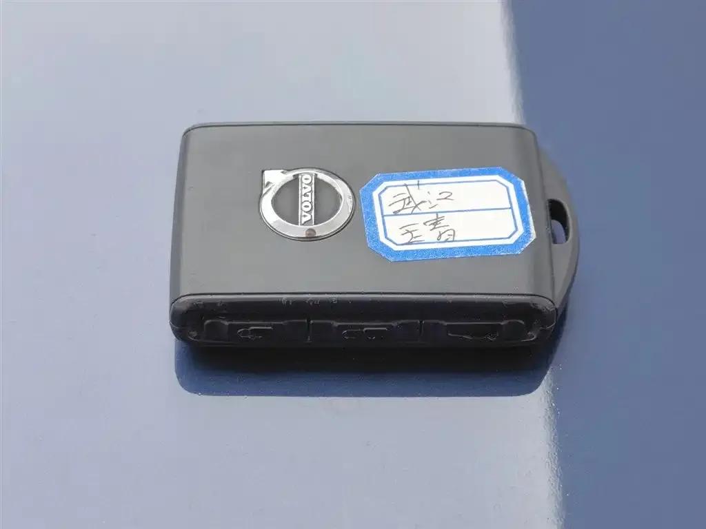 2022 Volvo S60 Plug-in Hybrid T8 E-Drive Hybrid AWD Inscription Luxury Edition — миниатюра 19