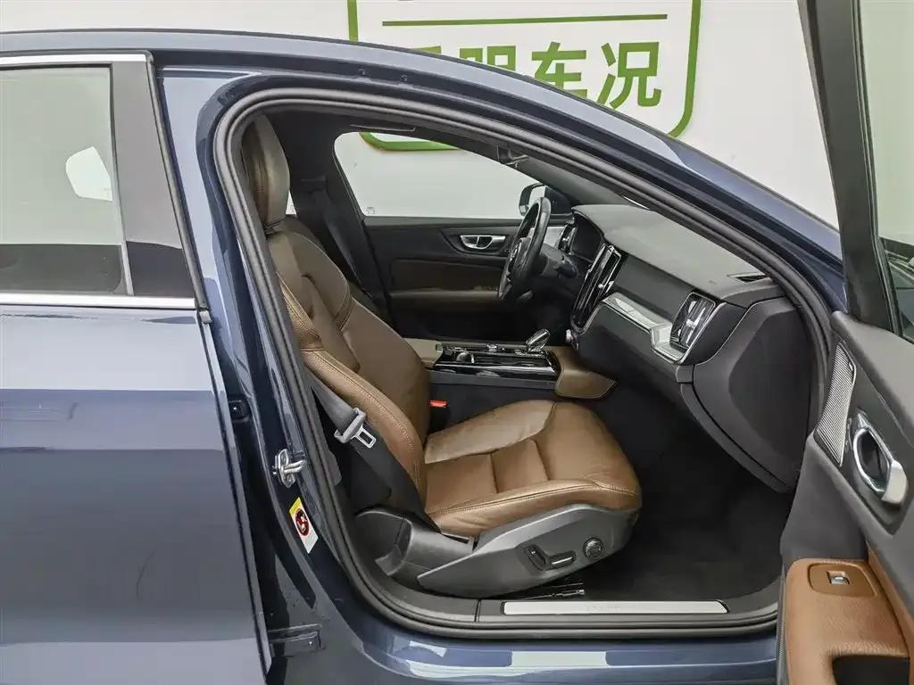 2022 Volvo S60 Plug-in Hybrid T8 E-Drive Hybrid AWD Inscription Luxury Edition — миниатюра 23