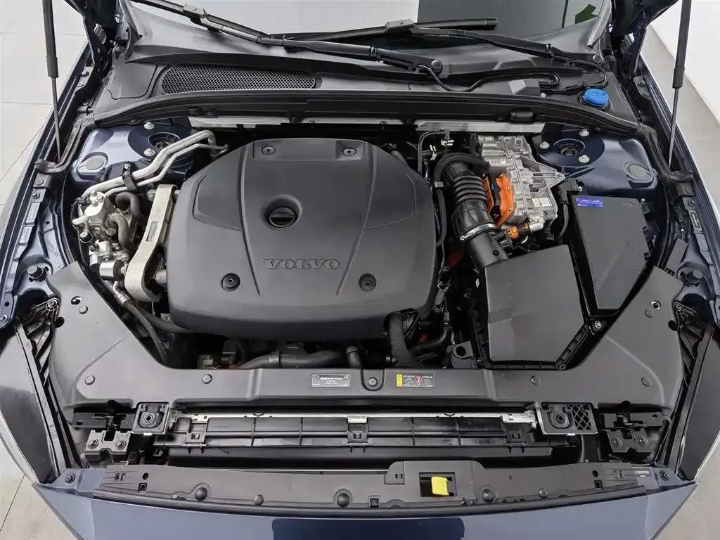 2022 Volvo S60 Plug-in Hybrid T8 E-Drive Hybrid AWD Inscription Luxury Edition — миниатюра 6