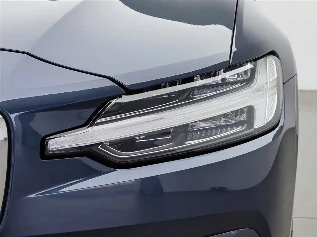 2022 Volvo S60 Plug-in Hybrid T8 E-Drive Hybrid AWD Inscription Luxury Edition — миниатюра 7