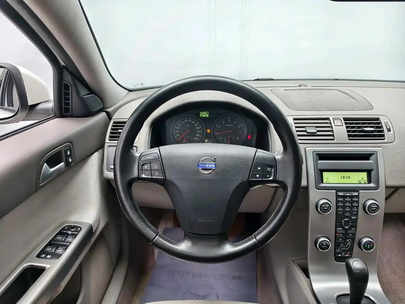Volvo S40 2010 2.0L Automatic Smart Edition — миниатюра 13