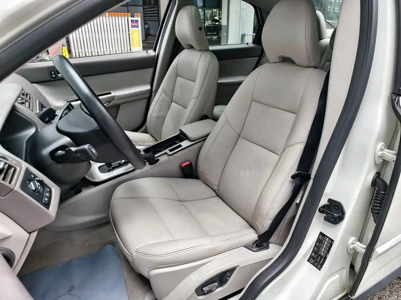 Volvo S40 2010 2.0L Automatic Smart Edition — миниатюра 8