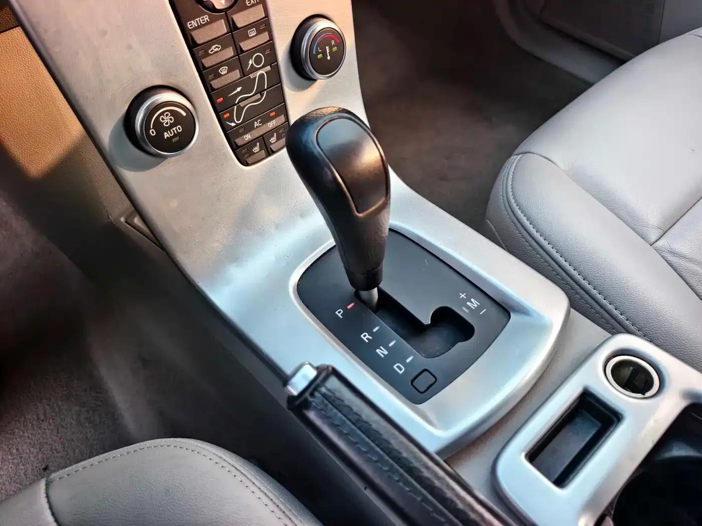 2011 Volvo S40 2.0L Automatic Smart Edition — миниатюра 8