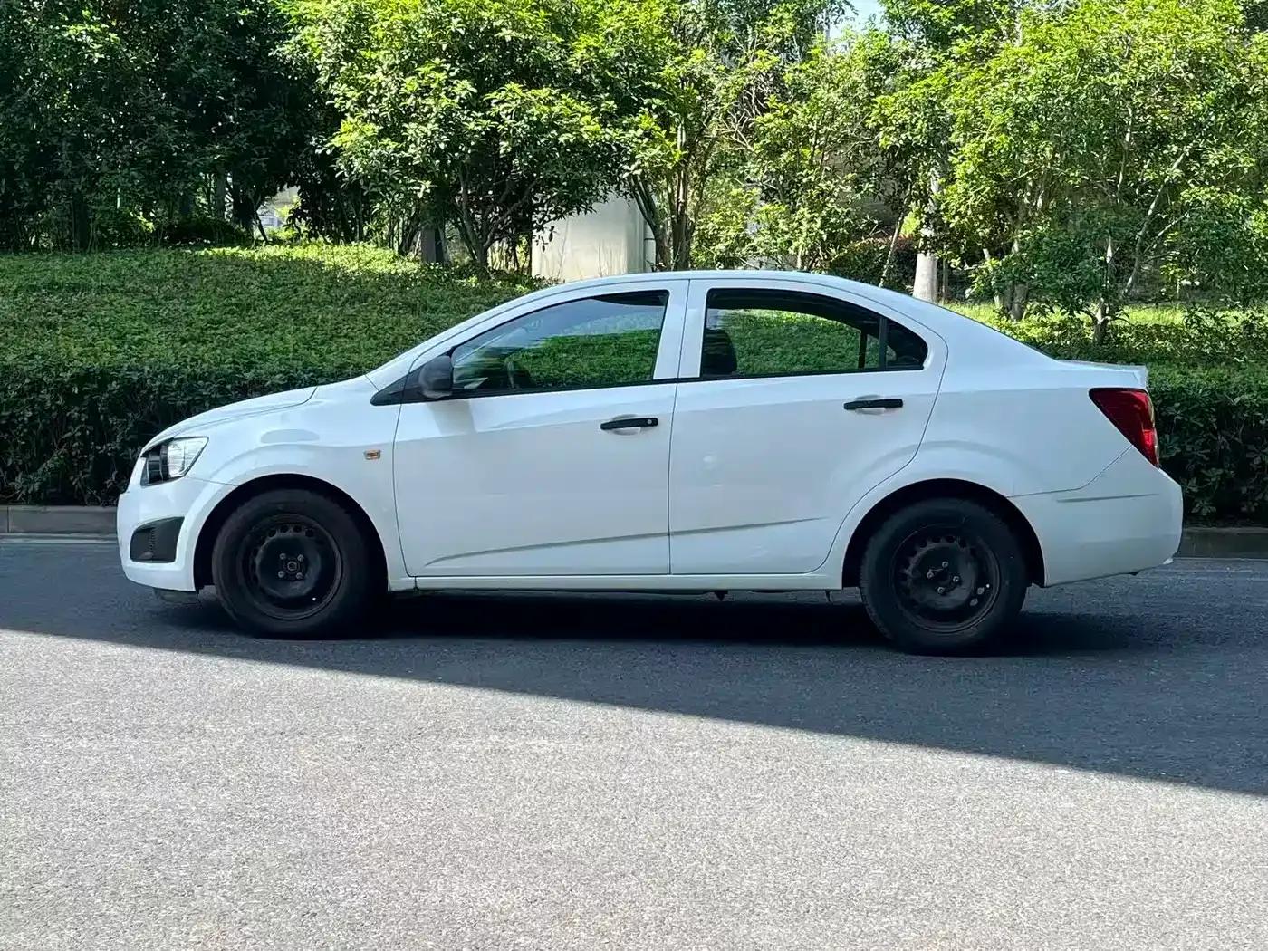 2013 Aveo Sedan 1.4L AT Sunroof Edition — миниатюра 4